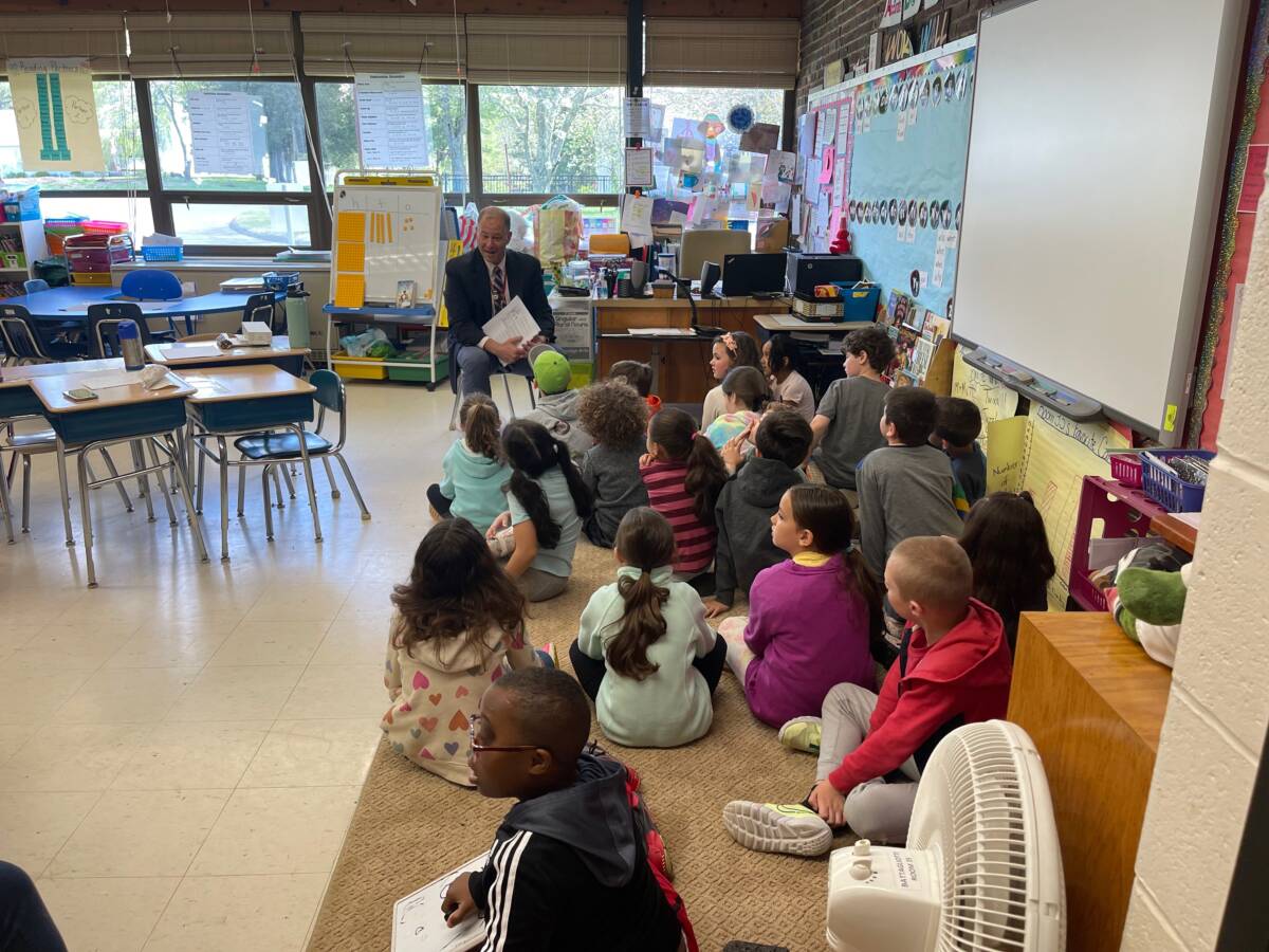 FH Joe Kobza reading to 2nd grade class