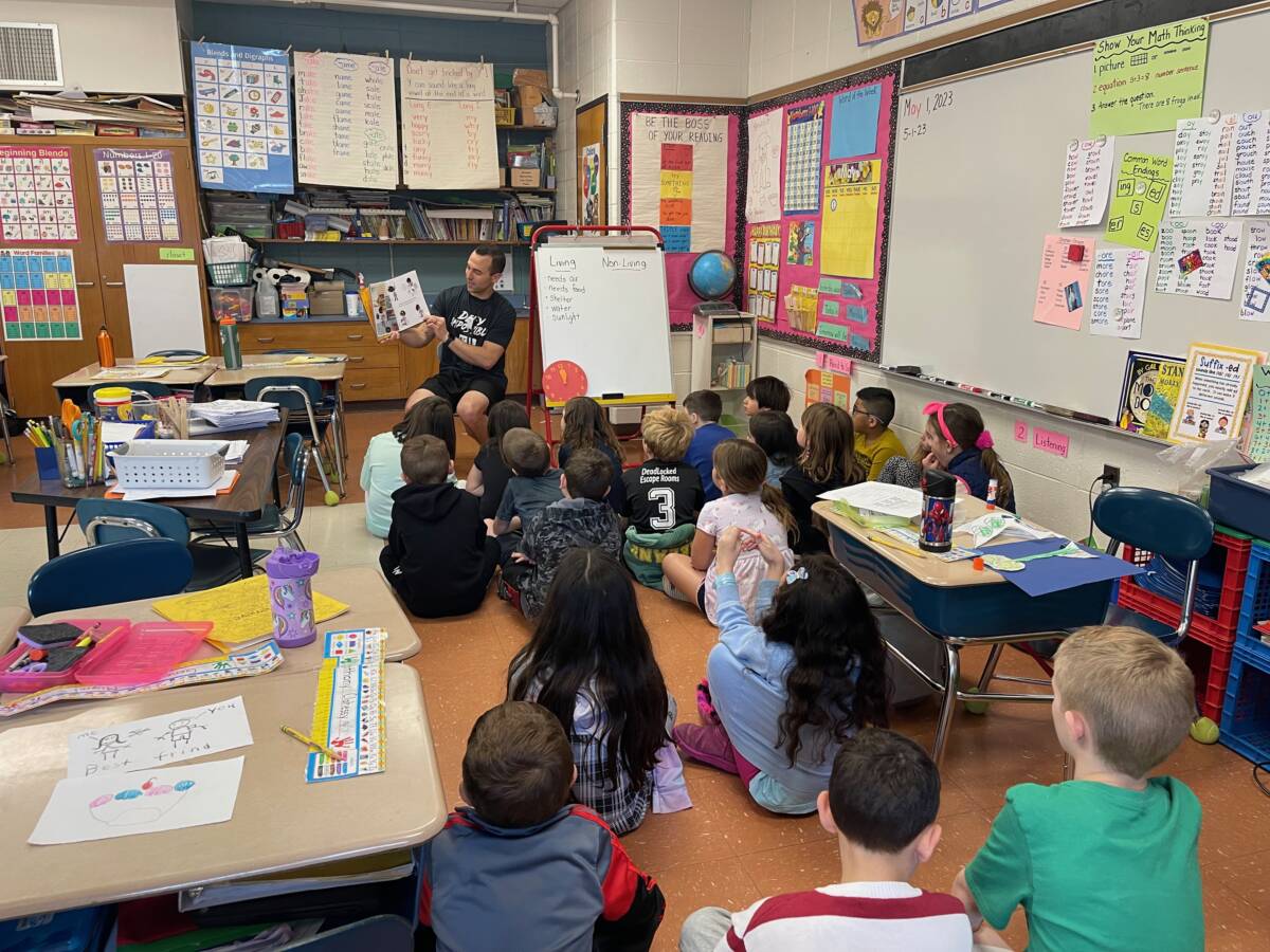 FH Joe Moravsky reading to 1st grade class