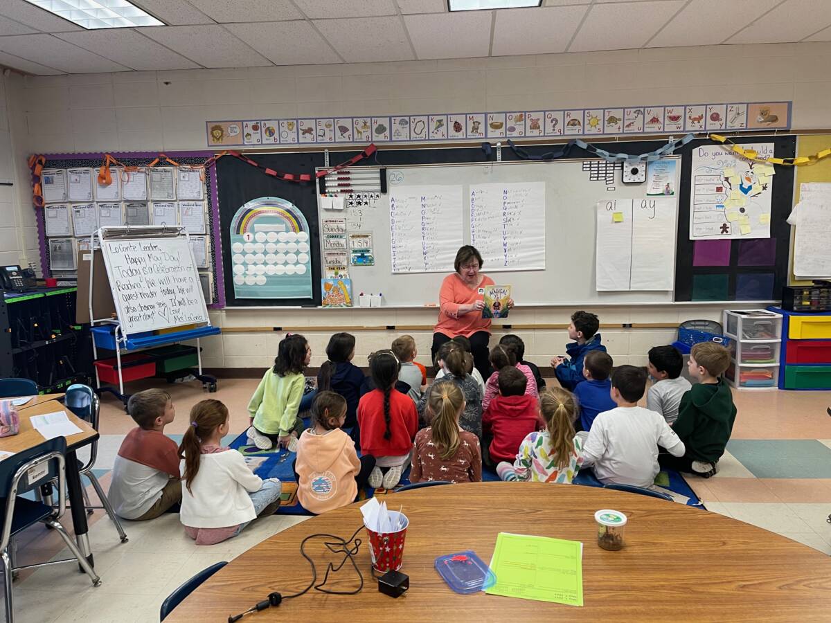 FH Linda Fracassini reading to 1st grade class