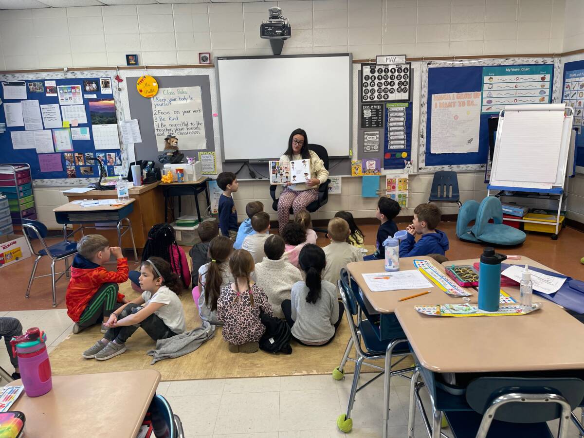 FH Meg Ronk reading to 1st grade class