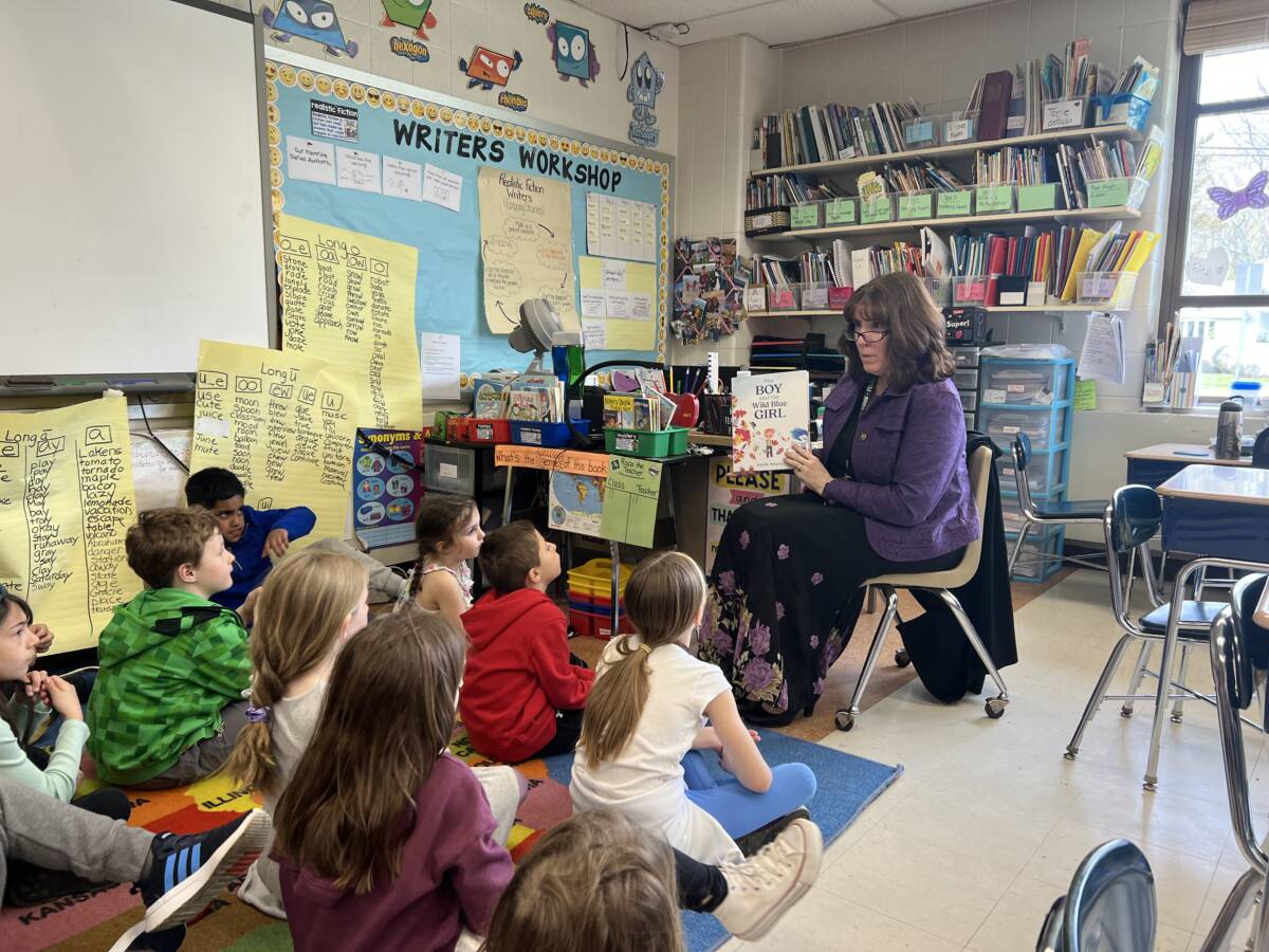 FH Sheila Casinelli reading to 2nd grade class (early read on Friday)jpg